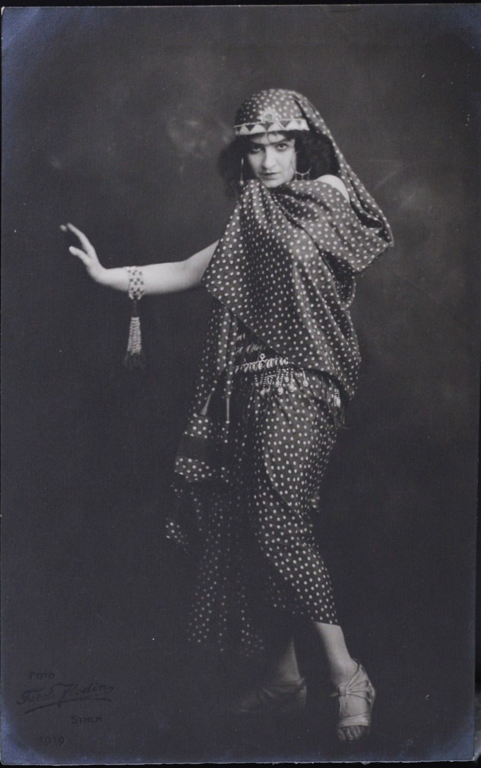 Russian opera singer and dancer Maria Nikolaevna Kuznetsova (1880 – 1966) (Мария Николаевна Кузнецова, also spelled Maria Kuznetsova-Benois) in Aida (opera in four acts by Giuseppe Verdi).
Photographed by Ferdinand Flodin in 1919