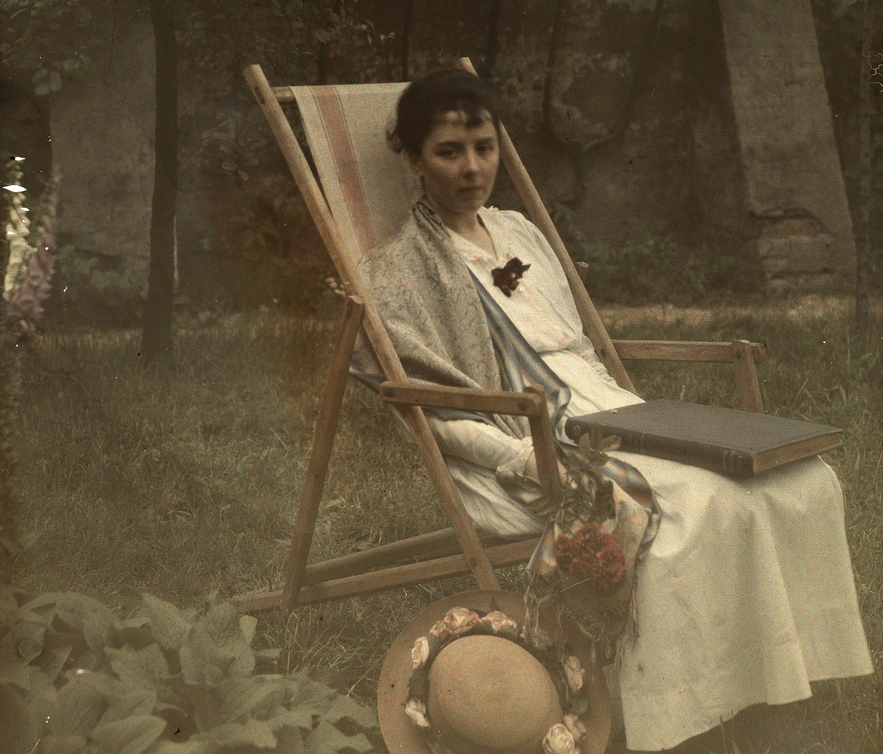 Photo of Zofia Włodkowa née Goetz Okocimska sitting in a deckchair in the garden of the Włodeks' villa in Krakow, 1920-06-28. Autochrome