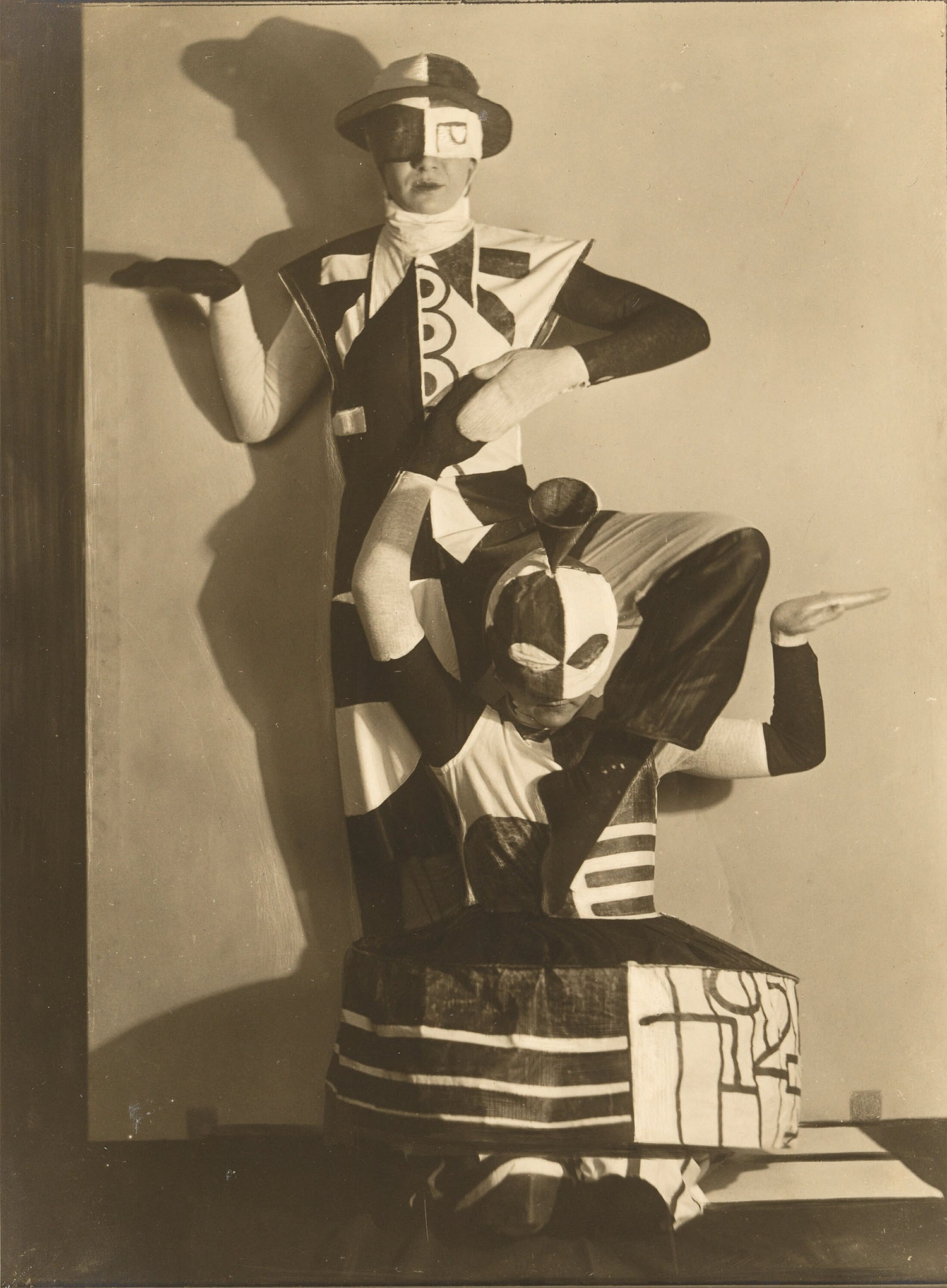 Anton Josef Trčka (auch Antios) ~ Zwei unbekannte Tänzer in Fantasiekostümen, 1920-1930. Silbergelatinepapier auf Untersatzpapier, braungetont | src Wien Museum